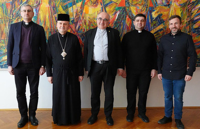 Pfarrer Volodymyr Hrabyk, Bischof Dmytro Hryhorak (ukrainisch griechisch-katholische Kirche, Eparchie/Diözese Buchach), Diözesanbischof Wilhelm Krautwaschl, Kaplan Anton Krushelnytskyi und Markus Meister (Welthaus-Leiter)