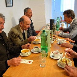 Bürgermeister Hubert Holzapfel kostet sich auch durch das Suppenangebot!